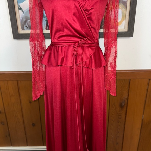 Stunning Vintage 1970s Union Made Red Satin & Lace Gown! - Picture 3 of 9